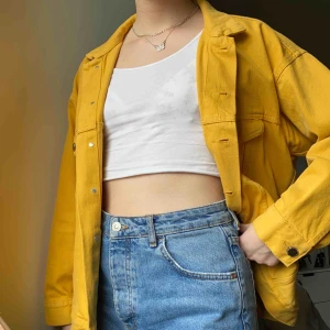  - Jättefin och somrig jeansjacka🌼 Använder tyvärr inte längre💕 Köparen står för frakten🧚🏼‍♀️