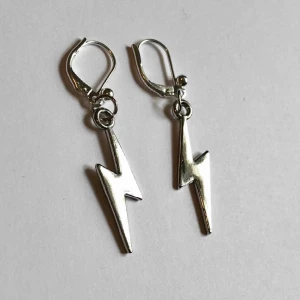 Blixtörhängen  - Silvriga örhängen med blixtar! (Görs på beställning, har mitt egna par på bilden) Kan även fixa i guld! Frakt tillkommer på 11kr💞⚡️