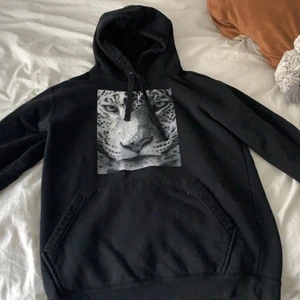 The cool elephant hoodie  - En hoodie i storlek M men skulle kunna passa någon som har storlek S. Den är använd ca 5 gånger men i fint skick. På vänstra arm på insatsen är den lite trasig men det kan man bara sy ihop själv med tråd. Nypris: 600 kr (pris kan diskuteras👇🏽) frakt ingår