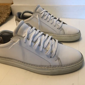 J.Lindberg sneakers stl 41 - Sparsamt använda. Något små då jag har storlek 42. Köpta för 1190kr