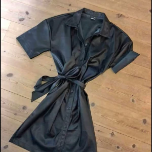 SÖKER DENNA KLÄNNING FRÅN GINATRICOT - SÖKER denna klänning ifrån ginatricot, i strl 36/38 - S/M. 