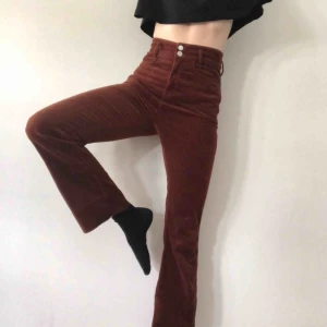  - Bruna manchesterflares med hög midja. Aldrig använda av mig pga för stora :( Hann lägga ner dem i längden men har inte orkat fixa fållen. Innerbenslängd: 72 cm, midja: 35 cm  Betalning: Swish. Köparen står för frakt. Kan annars hämtas upp i Hökarängen ✨