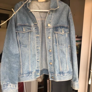 jeansjacka - jeansjacka från beyond retro. typ oanvänd o fräsch. kontakta vid frågor 