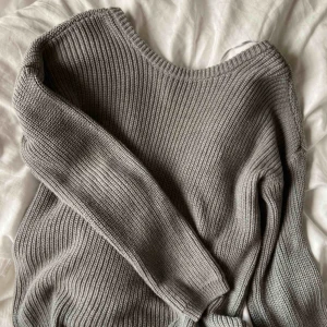  - Superfin grå tröja från NAKD, knappt använd så den är i nyskick! Frakt tillkommer, skriv vid frågor!🥰❤️