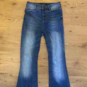 Bootcut jeans - Säljer nu mina supersnygga bootcut jeans ifrån Lindex i storlek 34. De är lite uppsydda då de var för långa för mig och jag är 163 cm. Superfint skick. Köparen står för frakten.