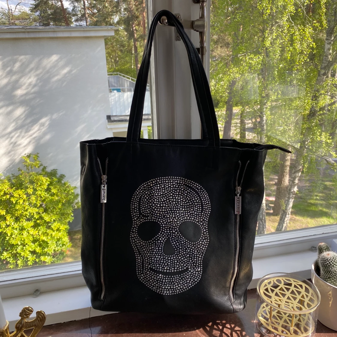 Väska med dödskalle