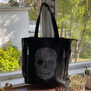 Väska med dödskalle  - Väska med döskalle, mycket sparsamt använd! Skriv om du vill ha fler bilder!💞