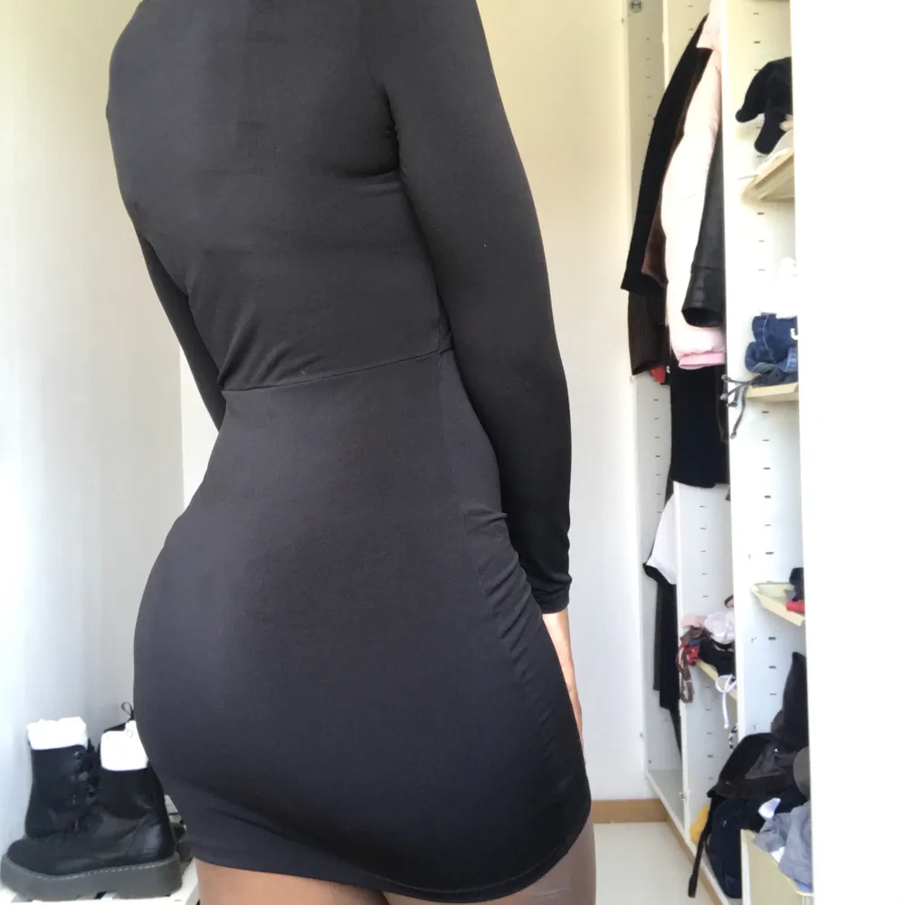 Fin svart festklänning från h&m med urringning och långa ärmar | fint skick (använd endast 1 gång på nyår) | köpare står för frakt ❣️ (säljer pga använder ej). Klänningar.