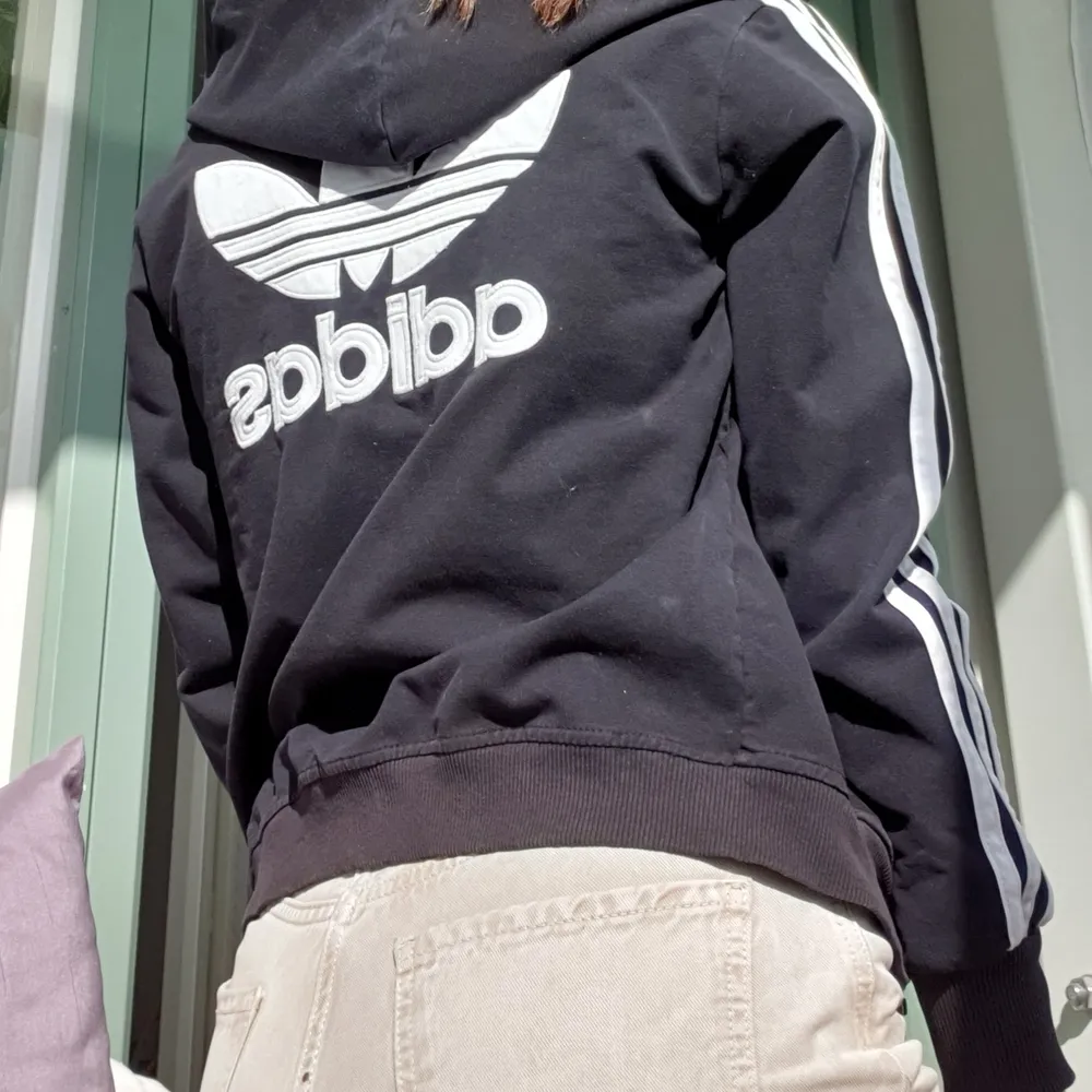 Adidas-hoodie med dragkedja! Säljer då det inte riktigt är min stil längre😋 Hör gärna av dig vid frågor eller funderingar❣. Hoodies.