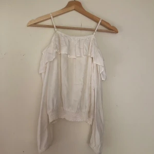 Off-shouldertröja - Vid axeltröja med volang, jättegullig och somrig! ☀️