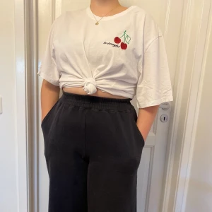 T-shirt med körsbärsmotiv  - Enkel T-shirt med körsbärsmotiv, bra i storleken. Frakten ingår i priset. Modellen på första bilden har oftast M/L 