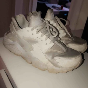  - Vita Nike huarache, strl 38 och är i jättefint skick.  Pris kan diskuteras. 