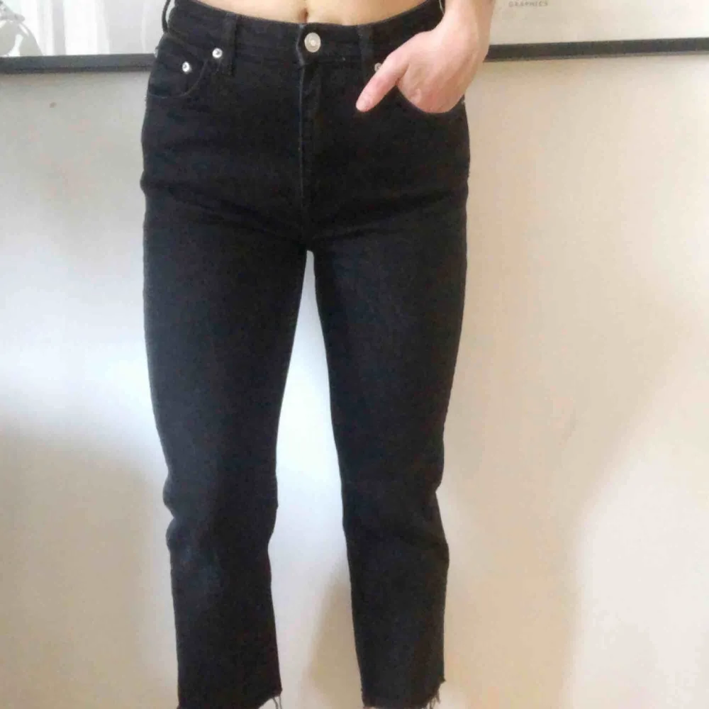 Svarta jeans från Weekday i fint skick! Avklippta nedtill. Frakt ingår i priset 🤩 innerbenslängd 57 cm ytterbenslängd 83 cm. Jeans & Byxor.