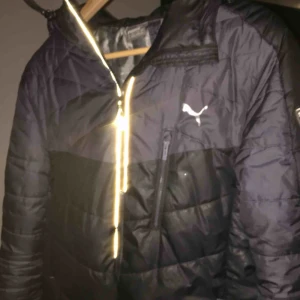  - Puma jacka svart. Köpt 2019