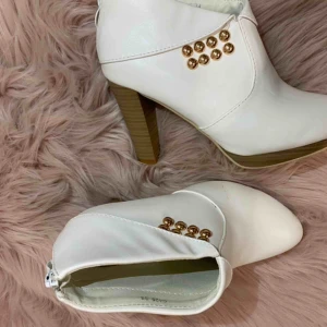  - Vita Mode klackar med guld detaljer.  bra skick.  Använt ett få antal gånger och väl behandlat.  För att piffa upp en vardagsoutfit Frakt förekommer/ mötas upp. 