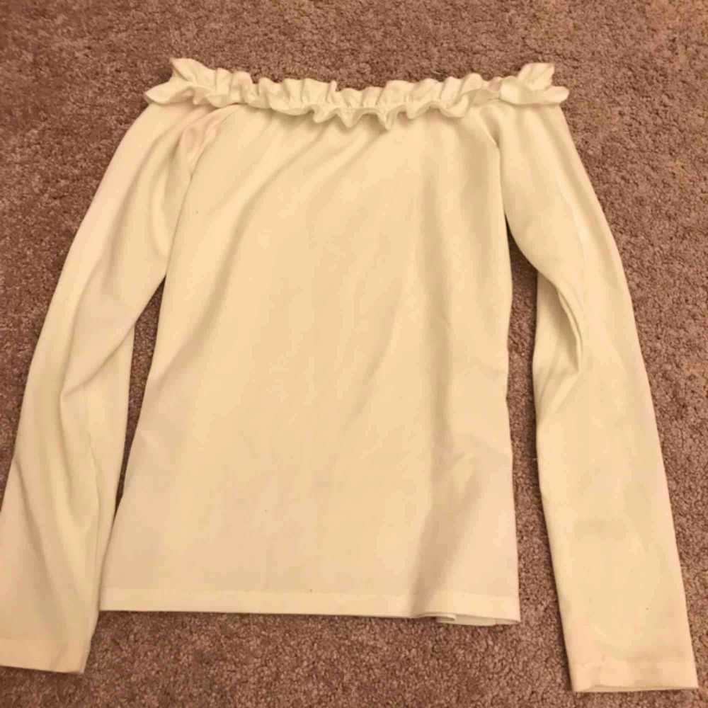 Suuuuperfin blus/tröja från Gina, vit med volang. Blusar.