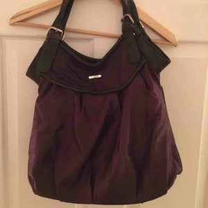  - Handväska från Carpisa (Italien)