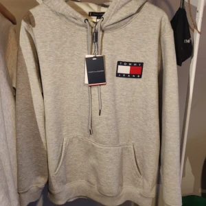  - Helt ny hoodie från Tommy Hilfiger som min pojkvän vill sälja. Liten i storleken så passar som en L. Nypris ca 1100 kr 
