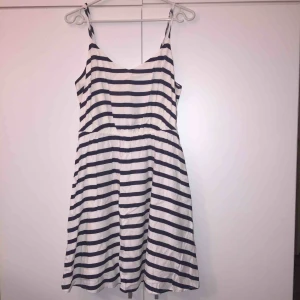  - Den är 10 i storlek men den är small.. köpt i USA för ett år men i bra skick. Använd 2 gånger.