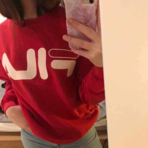  - Tjocktröja från FILA. Använd men i fint skick! Köparen står för frakten eller så möts jag upp i Örebro 😃