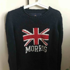Morris  - Stickad Morris. Använd fåtal gånger, bra passform storlek xs kan gå från xs-m skulle jag tro.