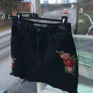  - Skitsnygg jeanskjol med broderade blommor! Inte använd då den är för stor för mig. Skriv för mer bilder eller frågor :) 
