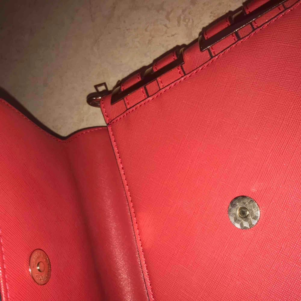 Ja säljer min röd Axel väska den är helt ny och fräsch kan skicka flera bilder om du är intresserad☺️💕. Väskor.