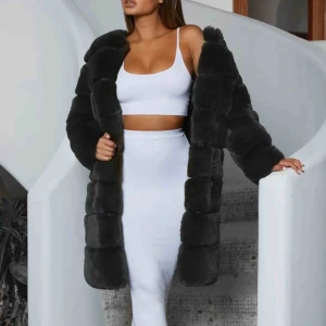  - Jättefin kappa/jacka i fejk päls, exakt som på bilden fast lite mer intensivt svart och glansigare päls. Perfekt vid finare tillfällen, känns väldigt lyxig med fint material!