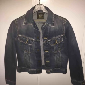  - Säljer min fina Levi’s jeans jacka eftersom den inte kommer till användning längre, har inkluderat fraktkostnaden i priset åt dig:)