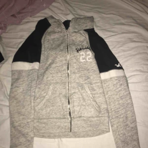  - Hoddie från hollister storlek S 