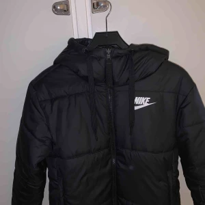  - Nike dunjacka. (GRATIS FRAKT) Går att vända ut och in. Mycket sparsamt använd, fåtal gånger. Använder inte längre då jag köpt en annan. Dm för mer info. Nypris 1100kr 