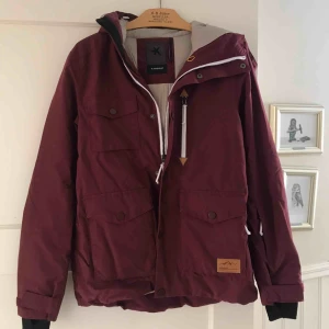  - Säljer en skid/vinterjacka från Everest. Mycket bra skick. Priset kan diskuteras. Kontakta för mer info!