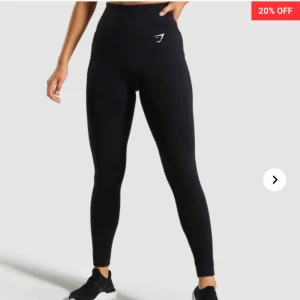  - Helt nya tights från gymshark, slutsålda på hemsidan. De är endast testade hemma, men råkade klippa av lappen innan jag insåg att de va för stora </3 så sköna och snygga
