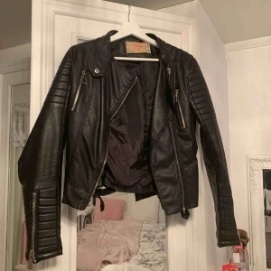  - Svart skinnjacka i stl 38