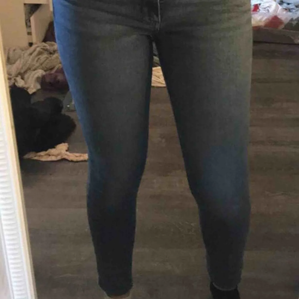 levis jeans i modell 711, kan frakta men då betalar ni frakten💙💙💙. Jeans & Byxor.