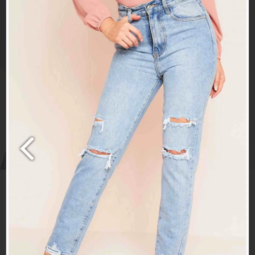 Snygga slitna jeans från missy empire!! Helt oanvända pga är för stora för mig! Frakt tillkommer. Jeans & Byxor.
