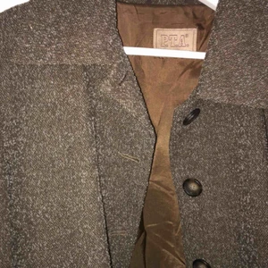  - Riktigt cool jacka, perfekt till kommande våren! Köpt på secondhand men har tyvärr inte kommit till användning av mig. Supersöta knappar och jackan är lite croppad och slutar över rumpan🤩!