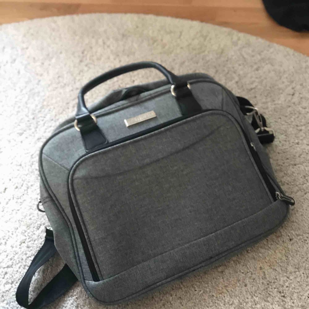 Snygg stilren axelväska från classic air, bak på väska finns en ”hake eller nåt så man kan sätta fats den på en ex resväska....rymmer mycket. Väskor.