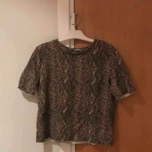  - T shirt med snakeprint 👌🏼👌🏼