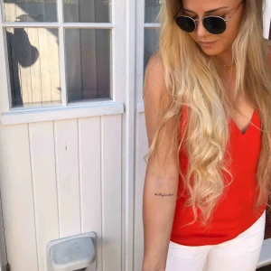  - Festlig topp i klarröd färg. Djup v-ringning framtill samt baktill och tunna axelband. Använd vid två tillfällen, så i mycket fint skick. Köparen står för frakten 💌