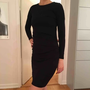 Filippa K svart klänning - Svart långärmad klänning från Filippa K i storlek XS, kan dock även passa de som är S. Skön och mjuk kvalitet i tensel och ull. Mycket fint skick då den är använd endast ett fåtal gånger. Säljes pga den nu blivit för liten för mig..