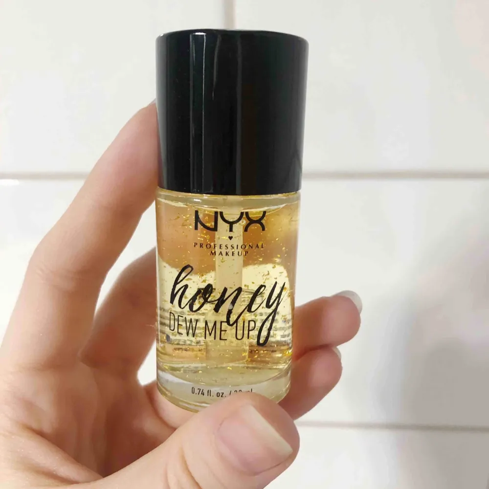 NYX Honey Dew Me Up Primer 22 ml, endast använd en gång då den inte riktigt passar min hy.. Övrigt.