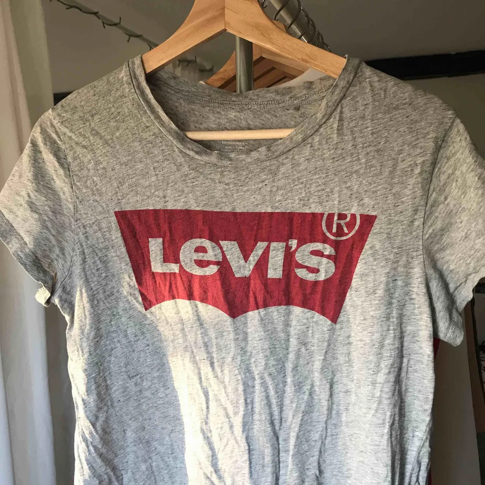 En grå Levis tröja i storlek M, inga skador knappt använd. . T-shirts.