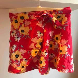  - Snygg somrig omlottkjol, sparsamt använd. Frakt tillkommer 😊