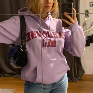  - Svinskön hoodie i storlek s (killstorlek), köpt i somras o är sparsamt använd. Tycker den är svinsnygg men har alldeles  FÖR många hoodies!!