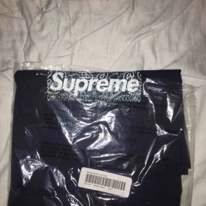  - Supreme bandana t-shirt navy Size: L Cond: deadstock 10/10