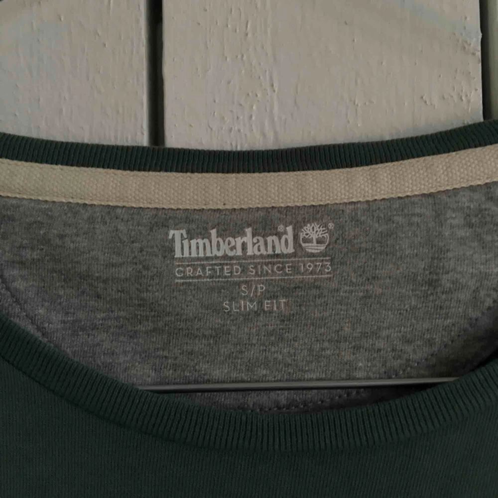 Militärgrön Timberland original logo t-shirt. Använd fåtal gånger och är som ny! Frakt tillkommer alternativt mötas upp i Gbg!. T-shirts.