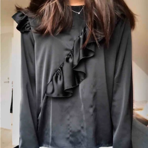  - Volangblus. Köpt på raglady. Alldaglig blus.   Släng på den när du inte har något annat och outfiten är fixad