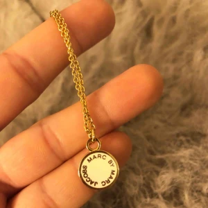  - Halsband från Marc Jacobs, aldrig använt så är i helt nytt skick. Färg creme/guld Frakt 9kr