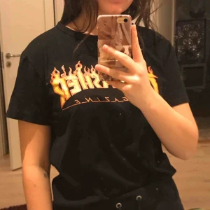  - Fake ”Thrasher”-t-shirt i bra skick. Använd några gånger och har bra kvalitet 